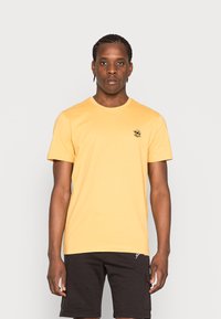 Selected Homme WILDER NECK TEE CAMP - T-shirt básica - ochre