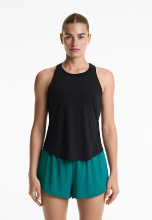 Sort ærmeløs atletisk top med rund halsudskæring og afrundet kant, parret med teal shorts med afslappet pasform og let tekstur.