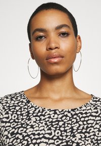 ONLY ONLVIC AOP  - T-shirt estampada - black/eggnog