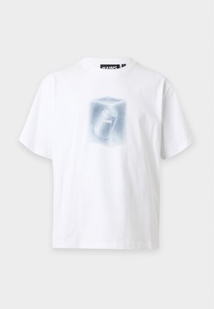 Weißes kurzärmeliges T-Shirt mit einer Grafik einer Dose mit der Aufschrift "RAINS" in einem frostigen Eiswürfel auf der Brust.