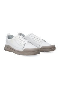 Hvide sneakers med en glat læderoverdel og en textured beige gummisål. Snørrelukning og polstret krave for komfort.