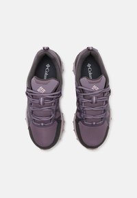 Zapatillas deportivas moradas con parte superior de malla, acentos en negro contrastantes, suela texturada y cordones para un ajuste seguro.