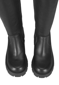 Schwarze kniehohe Stiefel aus Leder mit glatter Oberfläche, runder Zehenform und dicker Gummisohle. Verfügt über seitliche elastische Einsätze für eine optimale Passform.