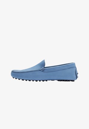 Blauwe leren instappers met een gladde afwerking, ronde neus en een low-profile rubberen zool met kleine nopjes voor grip. Instapontwerp.