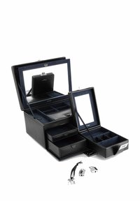 Caja de joyería de cuero negro con un espejo, múltiples compartimentos y un acabado texturizado. Incluye cerraduras y llaves. El interior está forrado con tela oscura.