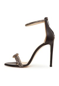 Sandal con tacco alto open-toe nera con accenti metallici, una fascia decorata con cristalli, realizzata in pelle genuina e design con tacco a stiletto.
