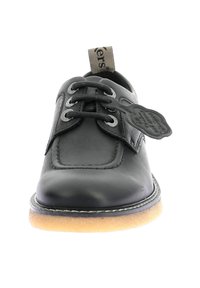 Scarpa in pelle nera con lacci, punta arrotondata, dettagli cuciti e suola in gomma. Include un'etichetta attaccata ai lacci.