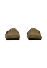 Lysbrune slip-on sko med en glat overflade, prydet med dekorativ syning og en lav gummisål, set fra fronten.