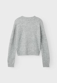 Pull gris court en tricot doux, avec un col rond, des manches longues et des détails en bord côtelé.