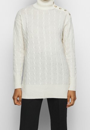 Maglione bianco lavorato a maglia con colletto alto, dotato di bottoni sulle spalle. Realizzato in filato morbido, presenta un orlo inferiore testurizzato e a coste.