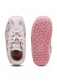 Zapatillas rosas y cremas con parte superior texturizada, impresión gráfica y cierres de botón redondo. La suela de goma cuenta con pequeños agarres circulares.