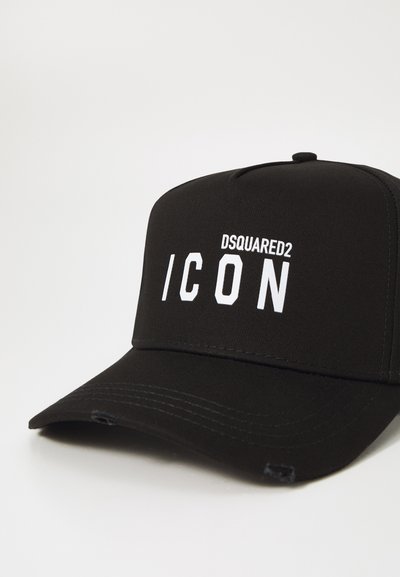 Casquette noire en tissu avec une visière plate, une sangle réglable et un texte blanc audacieux "DSQUARED2 ICON" à l'avant.