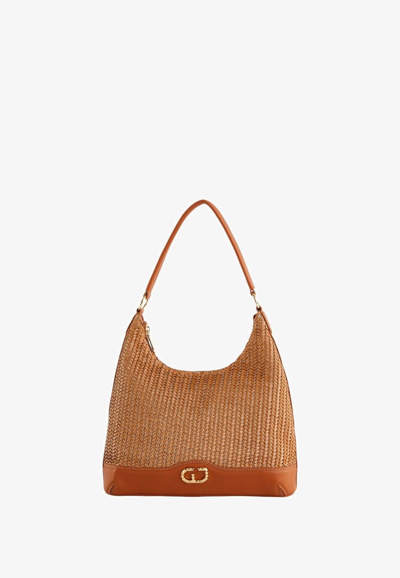 Borsa intrecciata color beige con base in pelle marrone liscia e tracolla. Presenta un accento di logo metallico sulla parte anteriore.