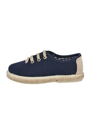 Zapato casual de lona azul marino con suela trenzada beige, tres cordones beige y parche de ante beige en el talón, visto desde un lado.