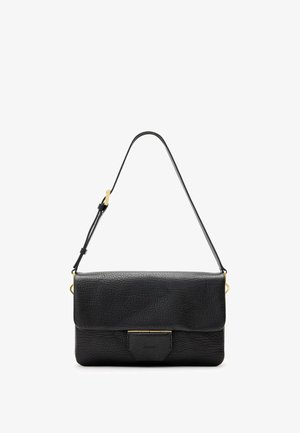Bolso de mano de cuero negro con un acabado texturizado, forma rectangular plana, detalles en hardware dorado y una sola correa para el hombro ajustable.