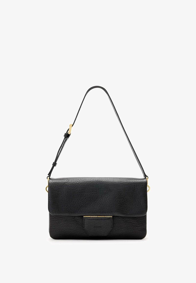 Sort læder håndtaske med en struktureret overflade, flad rektangulær form, guldfarvede metaldele, og en enkelt justerbar skulderrem.