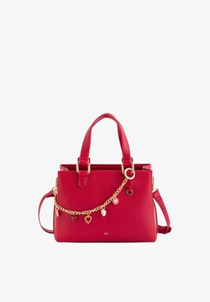Bolso de cuero rojo con dos asas superiores, una correa de hombro desmontable y una cadena dorada con charms en forma de corazón.