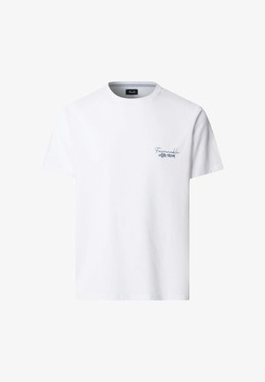 Camiseta blanca de manga corta con cuello redondo con pequeño texto azul "Faconnable La Côte d'Azur" en el pecho izquierdo.