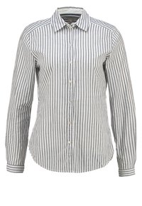 Chemise boutonnée rayée grise et blanche avec col et manches longues. Présente un ourlet droit et un tissu texturé subtil.