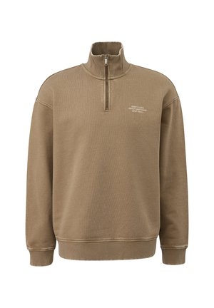 Bruine pullover sweatshirt met een hoge kraag en halve rits, gemaakt van zacht textuurmateriaal met witte bedrukte tekst aan de bovenlinkerzijde.
