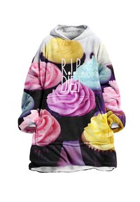 Sudadera de forro polar con un patrón de cupcakes en rosa, amarillo y azul, y el texto "R.I.P. DIET". Textura suave, ajuste holgado y con capucha.