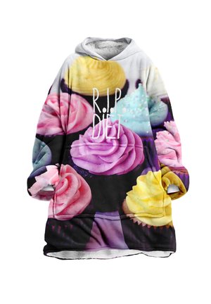 Polarowa bluza z kapturem z wzorem na babeczki w odcieniach różu, żółci i niebieskiego, z napisem "R.I.P. DIETA". Miękka w dotyku, luźny krój z kapturem.