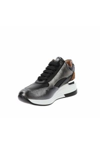 Czarne i metalicznie srebrne sneakersy z teksturowaną cholewką, płaskimi sznurówkami i białą podeszwą na koturnie. Posiadają akcent w panterkę na pięcie.