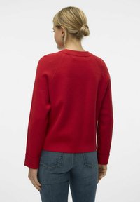 Vero Moda VMGOLD - Strickpullover - salsa
