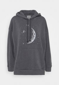 Sweat à capuche gris foncé en coton, avec une poche avant, une capuche à cordon de serrage, et un motif de lune avec des étoiles imprimé à l'avant.