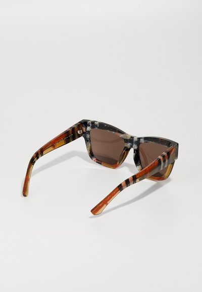 Ochelari de soare cu un cadru cu model tartaruga negru și portocaliu, cu un finisaj mat, lentile maro și un design geometric unghiular.