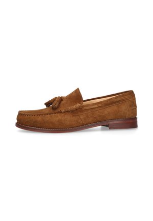 Mocassin pour homme en daim marron avec pampilles, bout mocassin cousu et petit talon en bois, présenté de profil sur fond blanc.