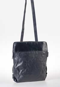 Navy leren schoudertas met een gladde en gestructureerde oppervlakte, voorzien van een ritssluiting aan de bovenkant en twee verstelbare schouderbanden.