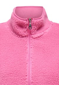 Fleecejakke i lys rosa med høy krage, hel frontglidelås og teksturert stoff med mykt, fluffy overflate.