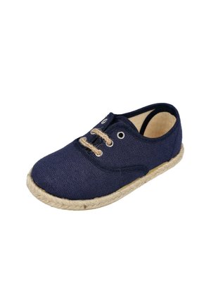 Zapato tipo mocasín de lona azul marino con suela de cuerda beige y cordones beige pasados por ojales metálicos, en ángulo para mostrar el lado interior.