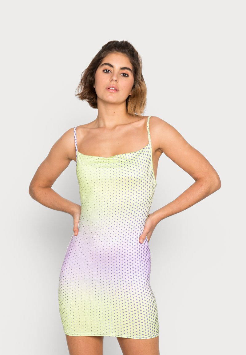 Vestido com gradiente de verde claro a lavanda, com alças finas, apresentando um padrão de bolinhas. O tecido tem uma textura lisa e elástica.