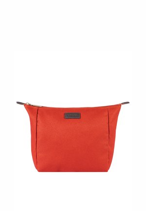 Rote, strukturierte Stofftasche mit Reißverschluss, einem kleinen dunklen Etikett etwa in der Mitte oben und schwarzen Reißverschlusslaschen an beiden Enden.