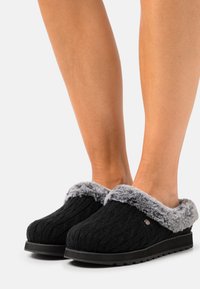 Skechers Wide Fit KEEPSAKES - Papucsok - black