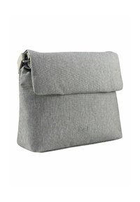 Borsa a tracolla in tessuto grigio con chiusura a pattina, dettagli del logo e una forma strutturata. Presenta un design elegante e minimalista.