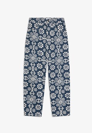 Høj talje lige ben jeans med et marineblåt og hvidt detaljeret blomstermønster og geometrisk pixelmønster, med frontknap og synlige lommer.