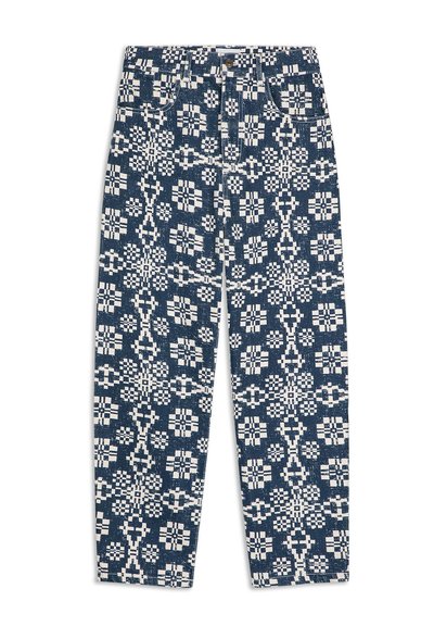 Hoge taille rechte jeans met een navy en wit complexe bloem- en geometrisch pixelpatroon, voor knoop en zichtbare zakken.