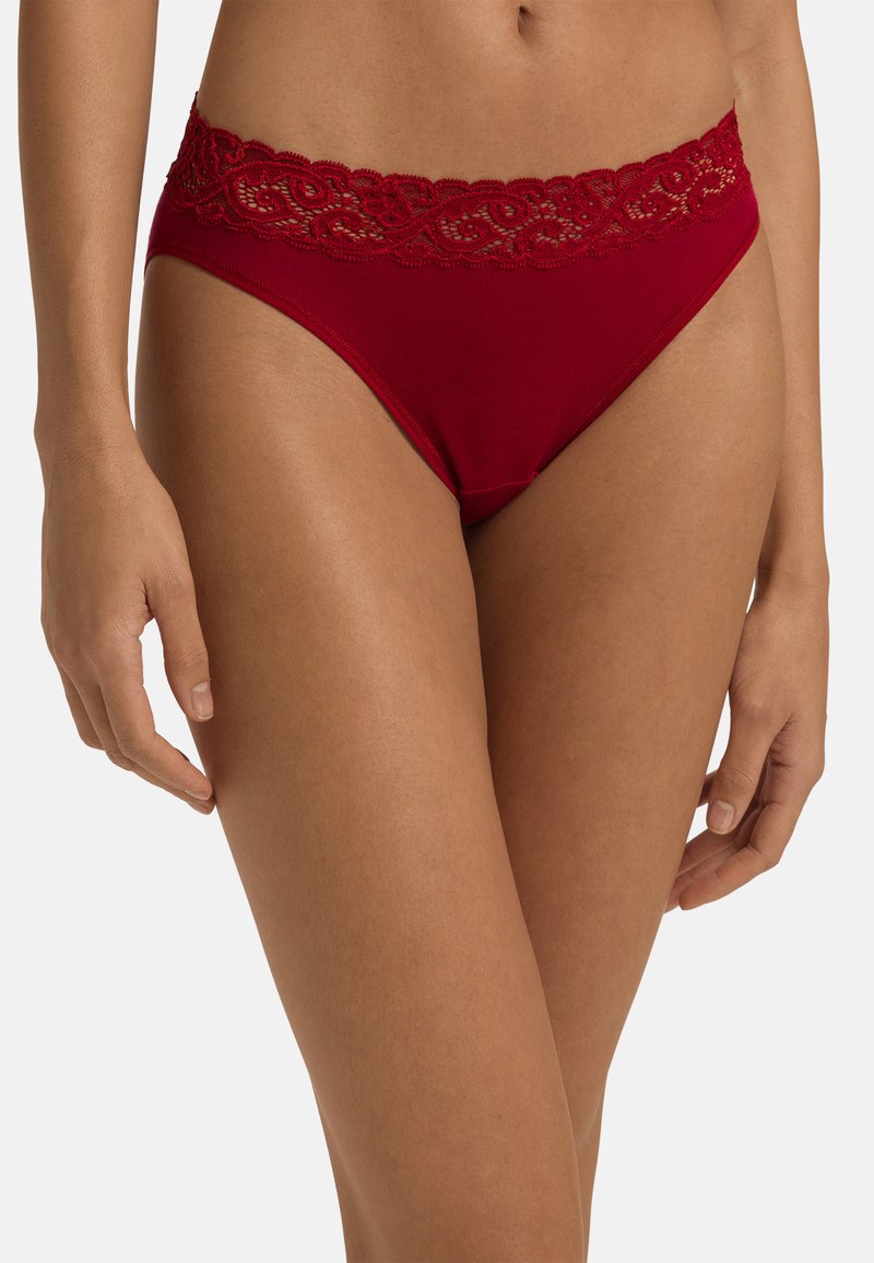Rode bikinionderbroek met kant, gemaakt van een zacht materiaal, hoge beenopeningen en een delicate, gemusterde tailleband.