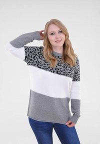 Grijze en witte trui met een luipaardprint, lange mouwen en een geribde halslijn. Zacht breimateriaal, gelaagd ontwerp en zoomdetails.