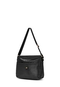 Borsa a tracolla nera con texture, tracolla regolabile, tasca frontale con cerniera e logo dorato sulla parte bassa frontale.