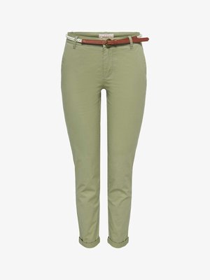 Uske svijetlozelene hlače s podvrnutim rubovima i uskim smeđim kožnim remenom provučenim kroz petlje za remen.