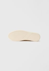 Thumbnail Image 5