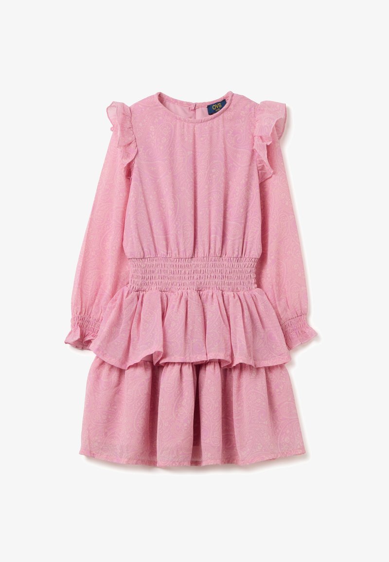 Rotes Kleid mit langen Ärmeln, Rüschendetails, gesmocktem Bund und mehrlagigem Rock mit durchgehendem Paisleymuster.