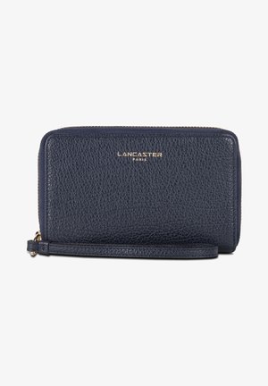 Portefeuille en cuir texturé bleu marine avec fermeture éclair, marquage doré "LANCASTER PARIS", et une bandoulière amovible.