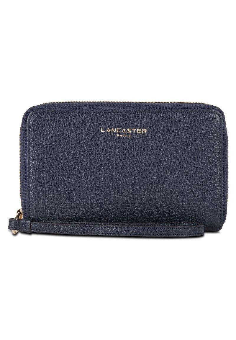 Portefeuille en cuir texturé bleu marine avec fermeture éclair, marquage doré "LANCASTER PARIS", et une bandoulière amovible.