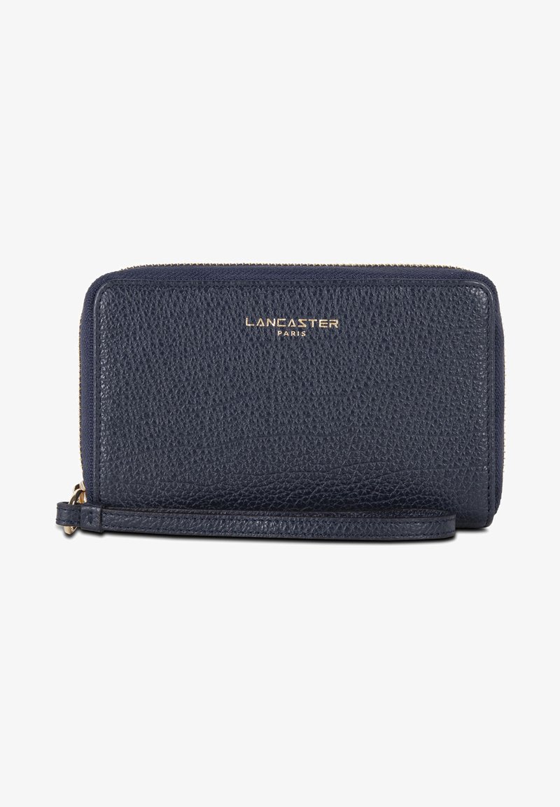 Portefeuille en cuir texturé bleu marine avec fermeture éclair, marquage doré "LANCASTER PARIS", et une bandoulière amovible.