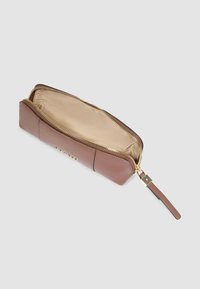 Astuccio per matite in pelle marrone con una cerniera dorata, caratterizzato da una superficie liscia e una singola cinghia. L'interno è foderato con tessuto beige.